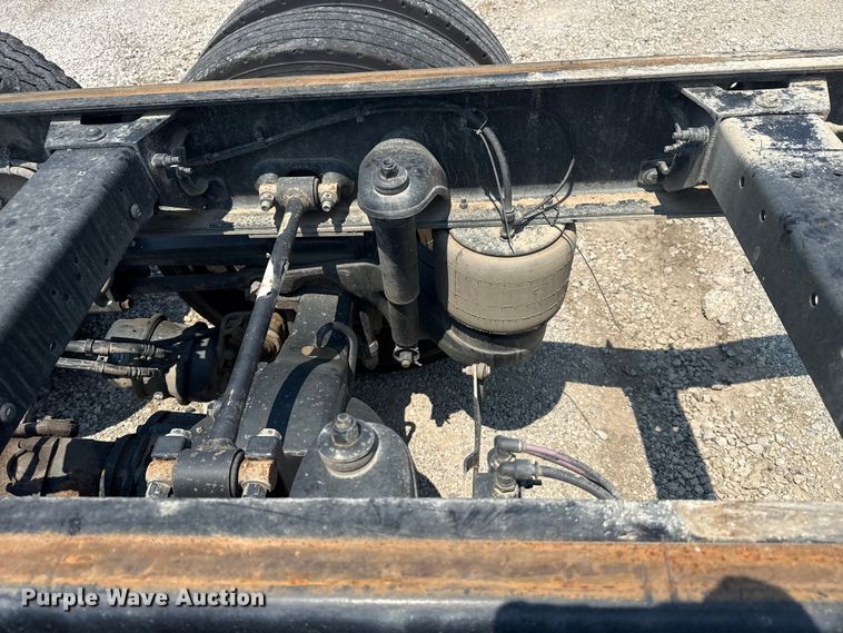 image for item DS3874 2019 Peterbilt 348 truck cab and chassis