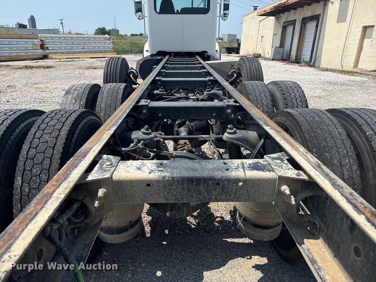 image for item DS3874 2019 Peterbilt 348 truck cab and chassis