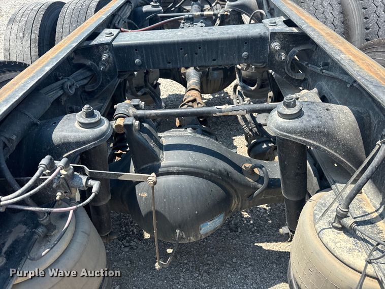 image for item DS3874 2019 Peterbilt 348 truck cab and chassis