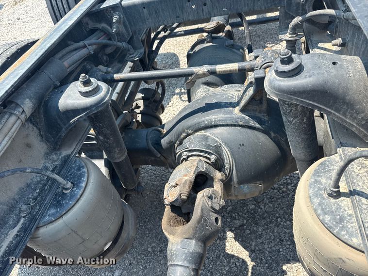 image for item DS3874 2019 Peterbilt 348 truck cab and chassis