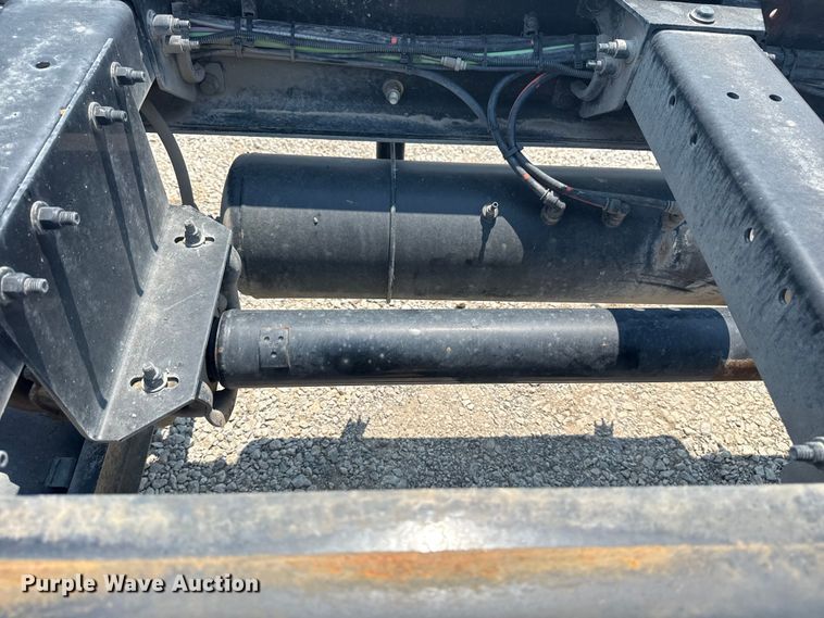 image for item DS3874 2019 Peterbilt 348 truck cab and chassis