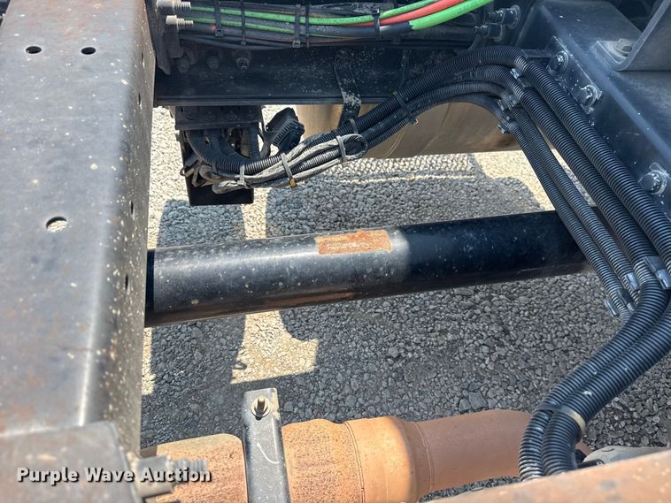 image for item DS3874 2019 Peterbilt 348 truck cab and chassis