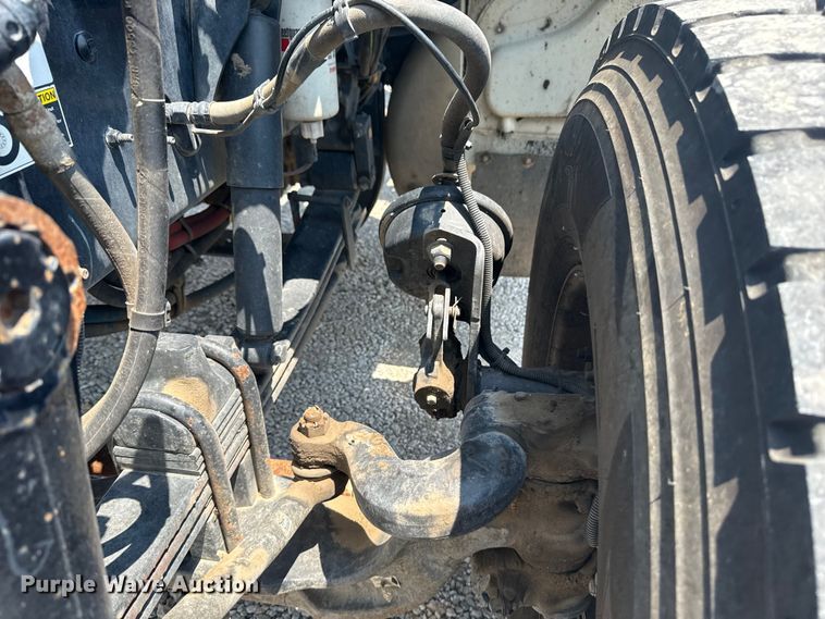 image for item DS3874 2019 Peterbilt 348 truck cab and chassis