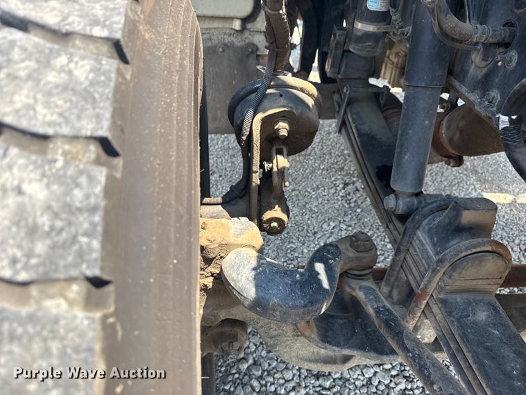 image for item DS3874 2019 Peterbilt 348 truck cab and chassis