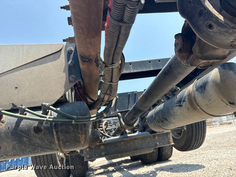 image for item DS3874 2019 Peterbilt 348 truck cab and chassis