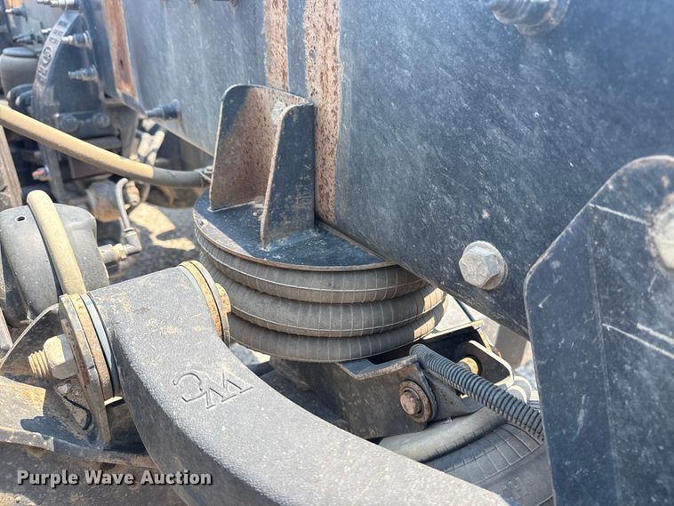 image for item DS3874 2019 Peterbilt 348 truck cab and chassis