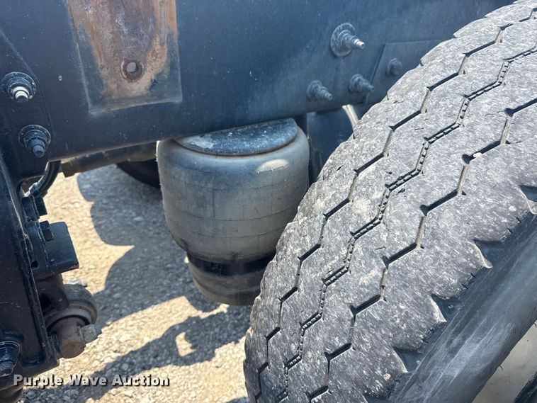 image for item DS3874 2019 Peterbilt 348 truck cab and chassis