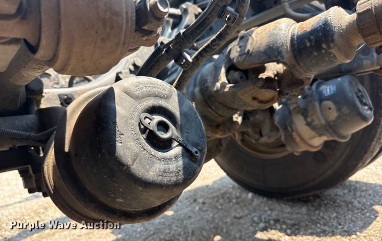 image for item DS3874 2019 Peterbilt 348 truck cab and chassis