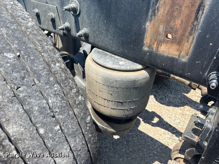 image for item DS3874 2019 Peterbilt 348 truck cab and chassis