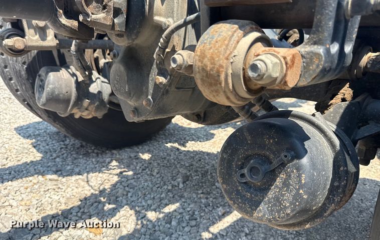 image for item DS3874 2019 Peterbilt 348 truck cab and chassis