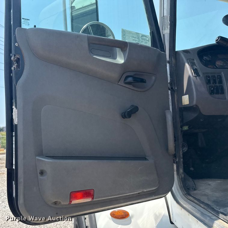 image for item DS3874 2019 Peterbilt 348 truck cab and chassis