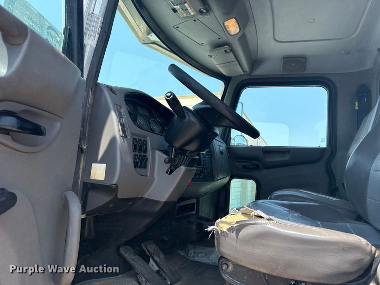 image for item DS3874 2019 Peterbilt 348 truck cab and chassis