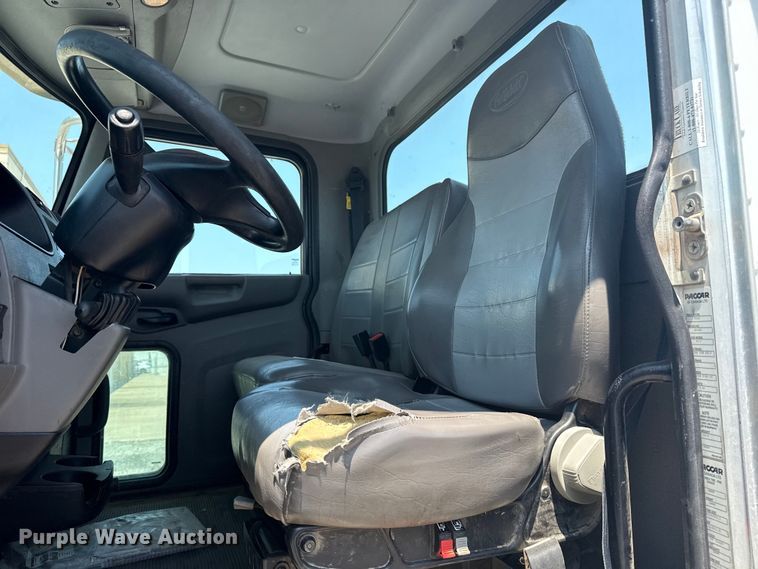 image for item DS3874 2019 Peterbilt 348 truck cab and chassis