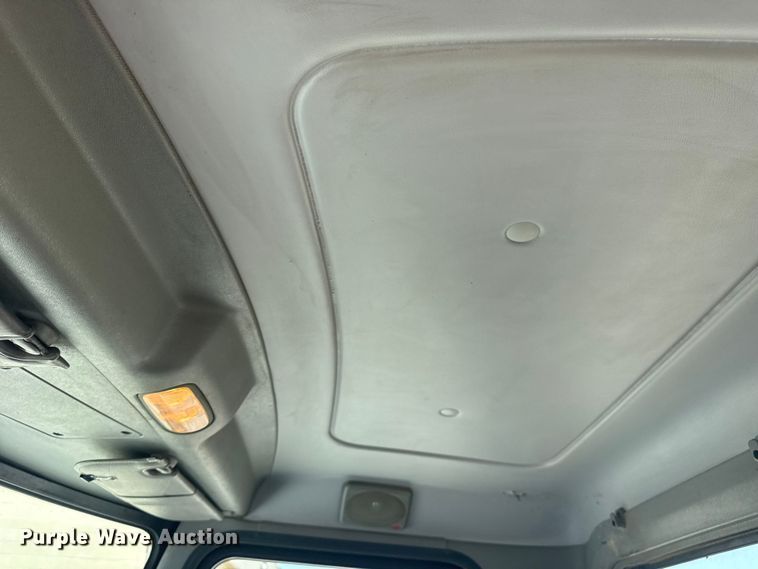 image for item DS3874 2019 Peterbilt 348 truck cab and chassis