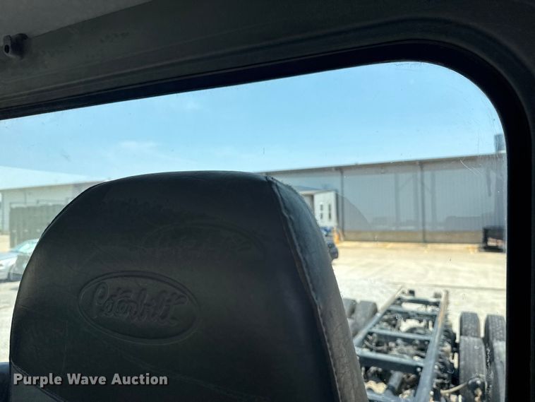 image for item DS3874 2019 Peterbilt 348 truck cab and chassis