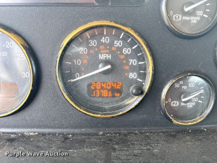 image for item DS3874 2019 Peterbilt 348 truck cab and chassis