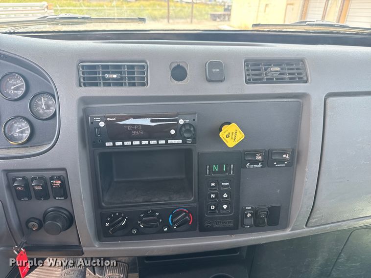 image for item DS3874 2019 Peterbilt 348 truck cab and chassis