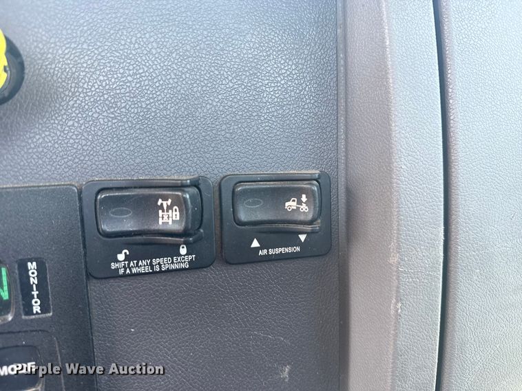 image for item DS3874 2019 Peterbilt 348 truck cab and chassis