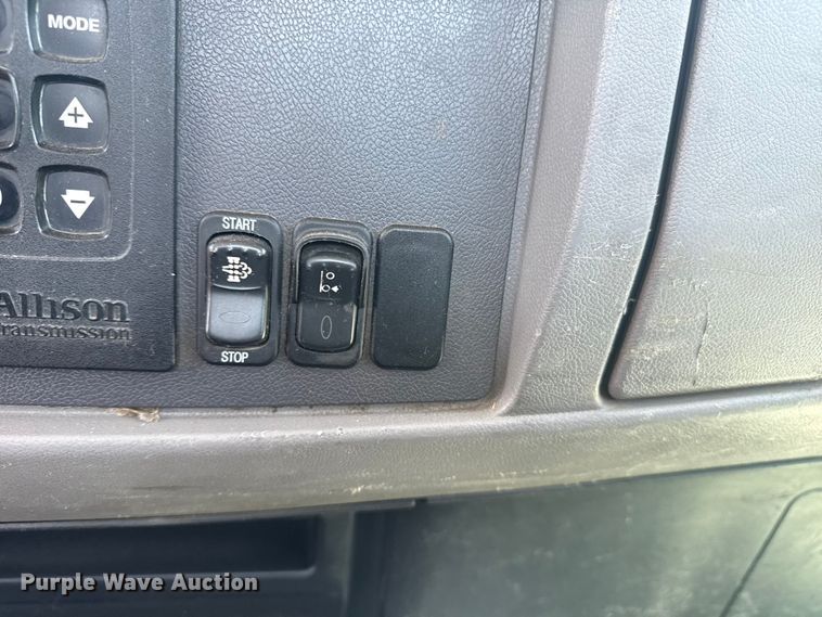 image for item DS3874 2019 Peterbilt 348 truck cab and chassis