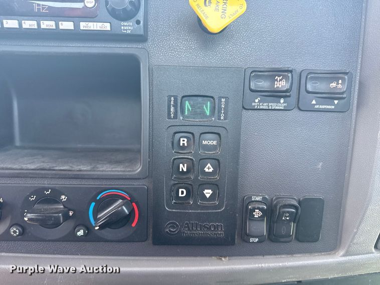 image for item DS3874 2019 Peterbilt 348 truck cab and chassis