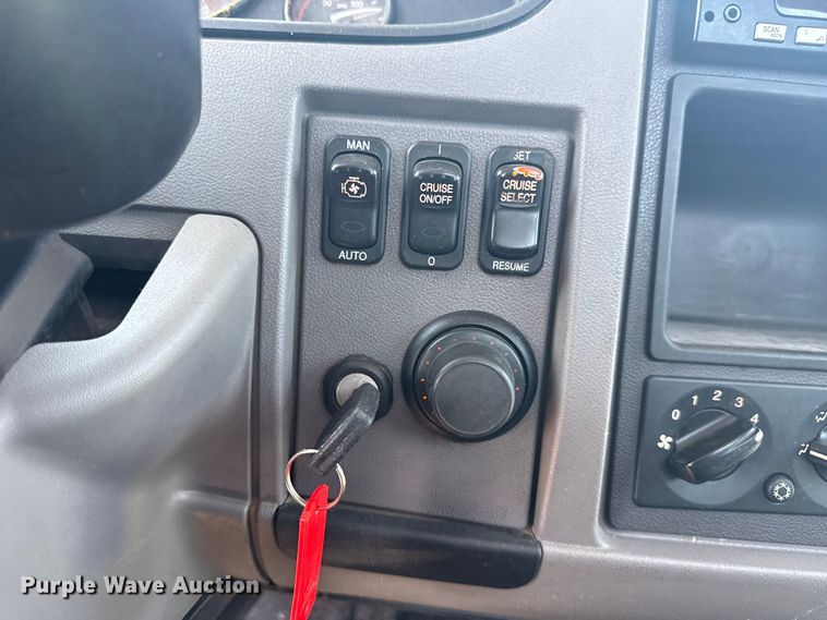 image for item DS3874 2019 Peterbilt 348 truck cab and chassis