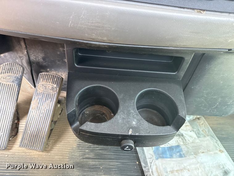 image for item DS3874 2019 Peterbilt 348 truck cab and chassis