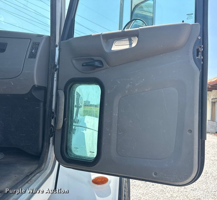image for item DS3874 2019 Peterbilt 348 truck cab and chassis