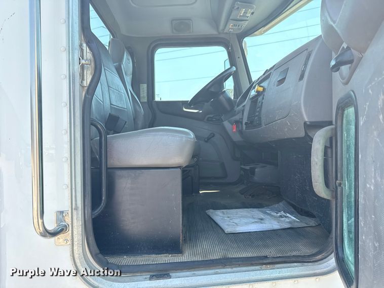 image for item DS3874 2019 Peterbilt 348 truck cab and chassis