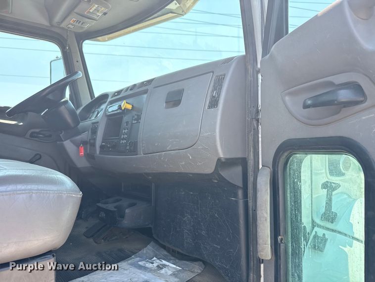 image for item DS3874 2019 Peterbilt 348 truck cab and chassis