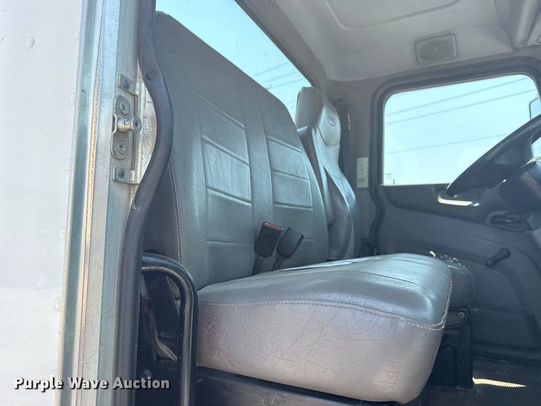 image for item DS3874 2019 Peterbilt 348 truck cab and chassis