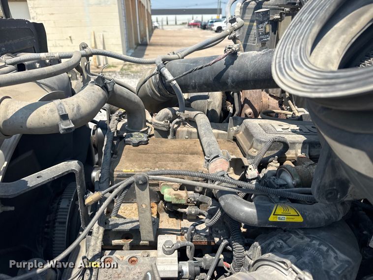 image for item DS3874 2019 Peterbilt 348 truck cab and chassis