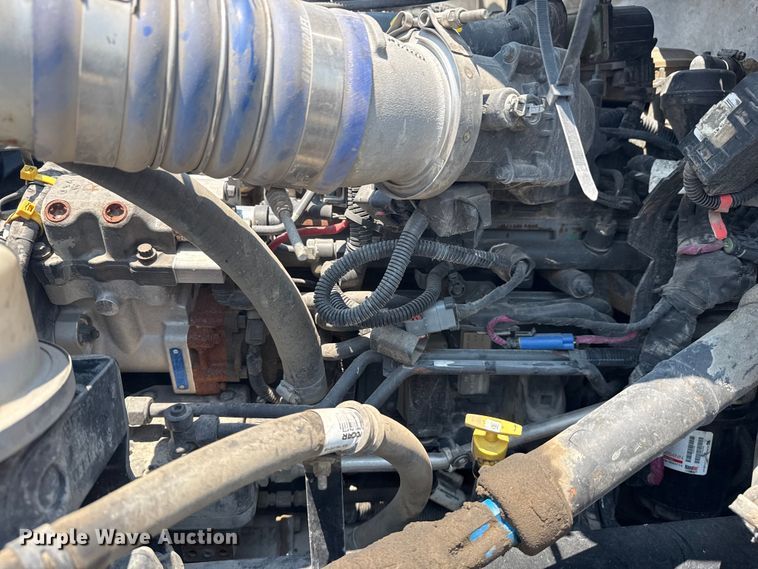 image for item DS3874 2019 Peterbilt 348 truck cab and chassis