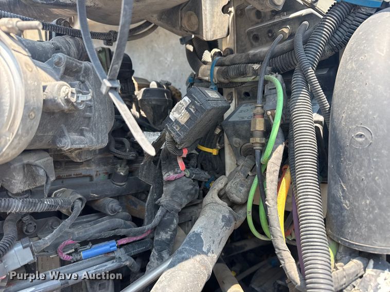 image for item DS3874 2019 Peterbilt 348 truck cab and chassis