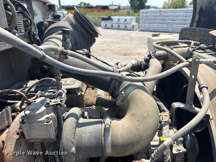 image for item DS3874 2019 Peterbilt 348 truck cab and chassis