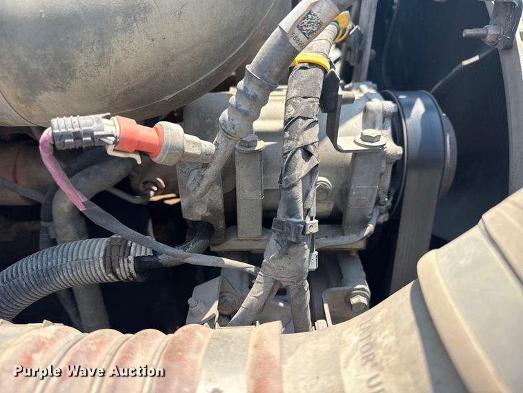 image for item DS3874 2019 Peterbilt 348 truck cab and chassis