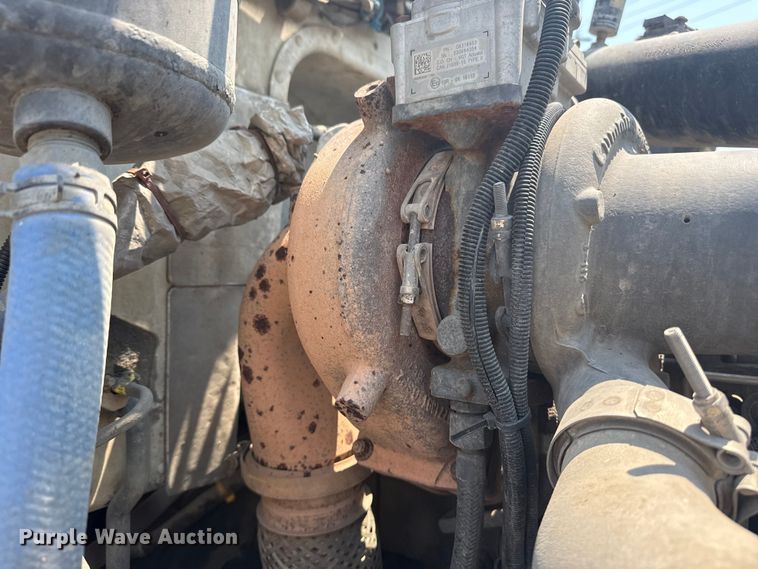 image for item DS3874 2019 Peterbilt 348 truck cab and chassis