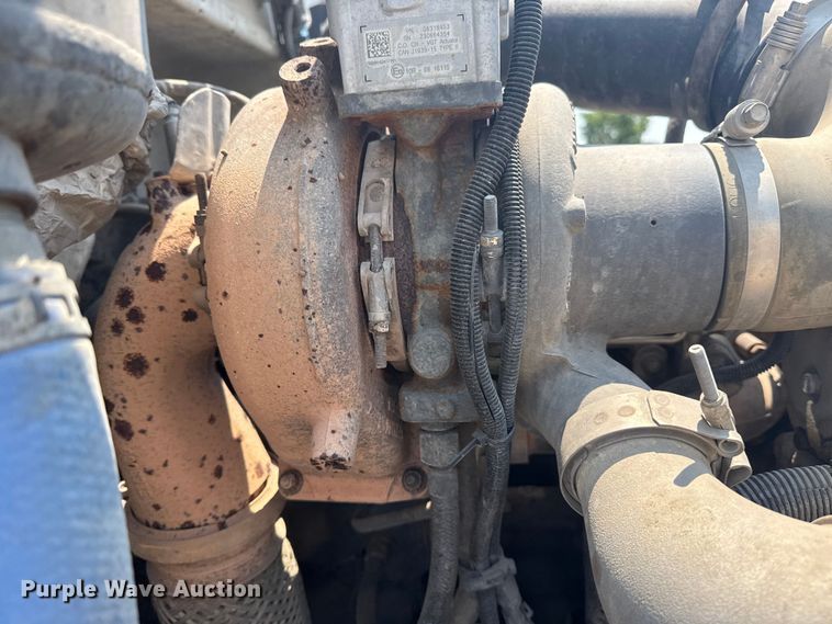 image for item DS3874 2019 Peterbilt 348 truck cab and chassis