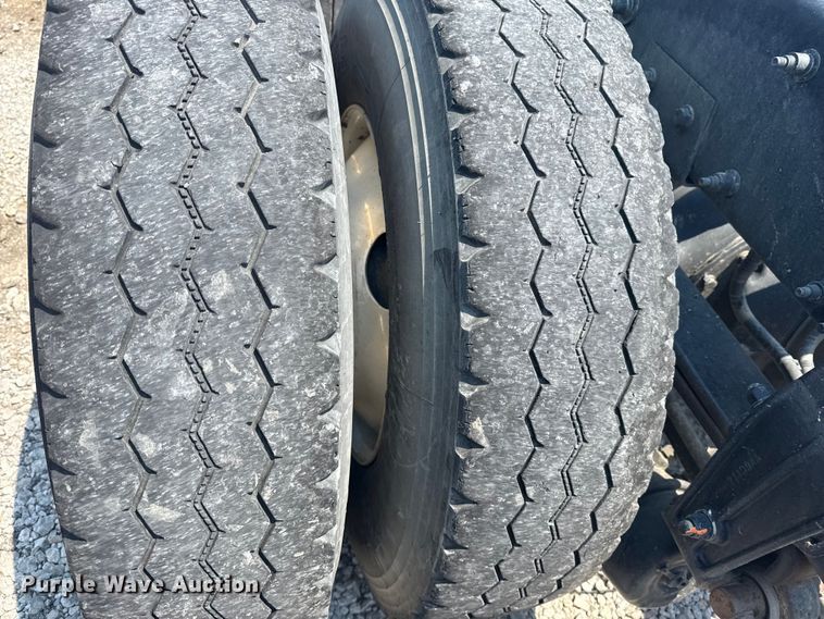 image for item DS3874 2019 Peterbilt 348 truck cab and chassis