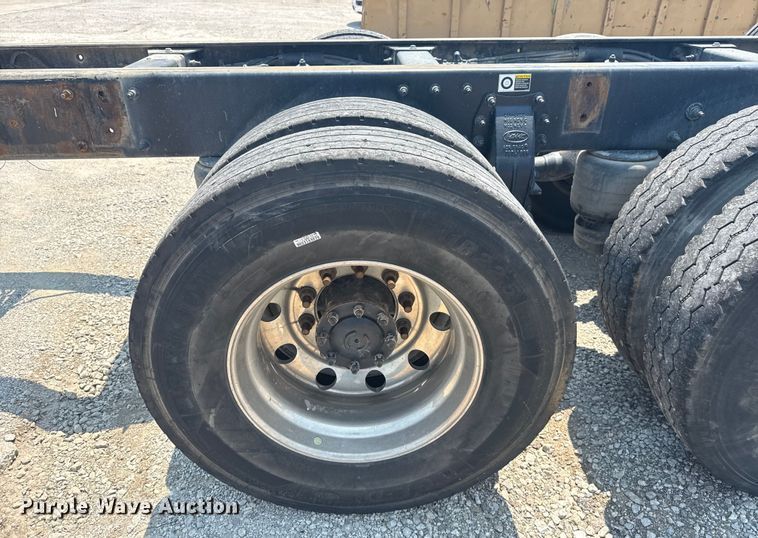 image for item DS3874 2019 Peterbilt 348 truck cab and chassis