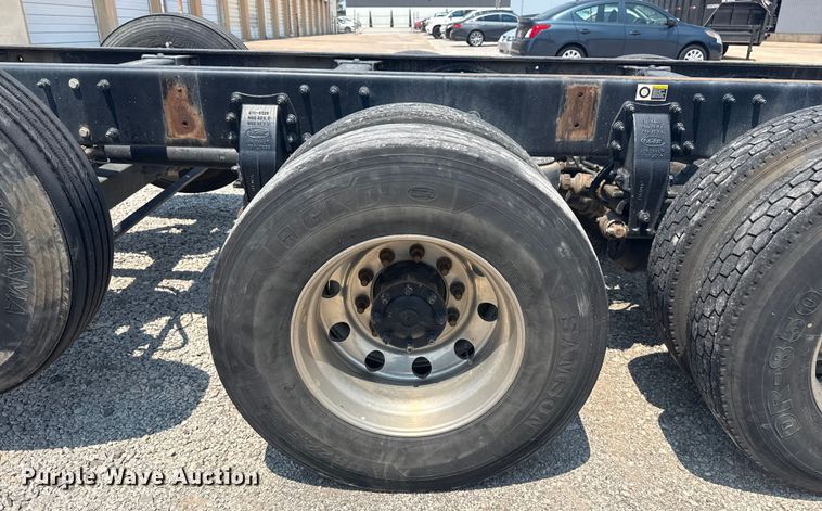 image for item DS3874 2019 Peterbilt 348 truck cab and chassis