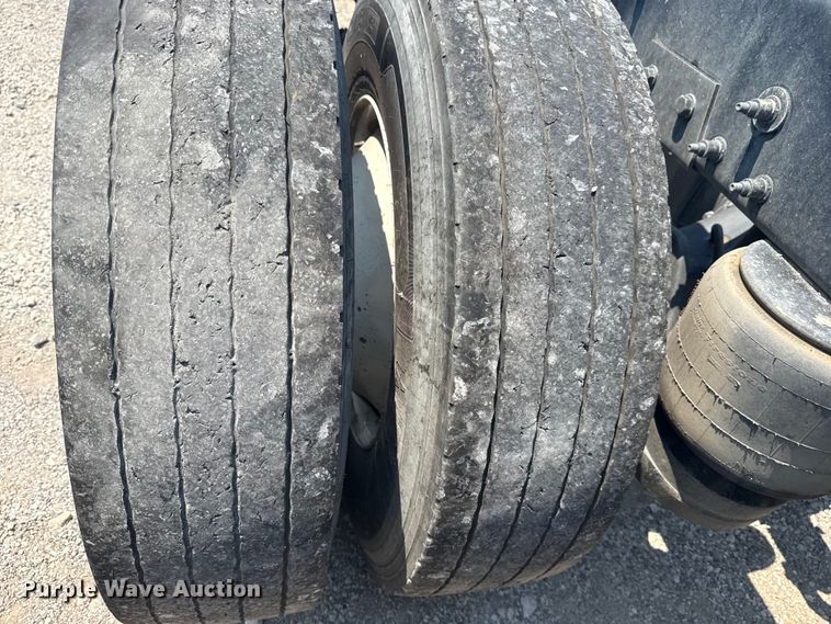 image for item DS3874 2019 Peterbilt 348 truck cab and chassis