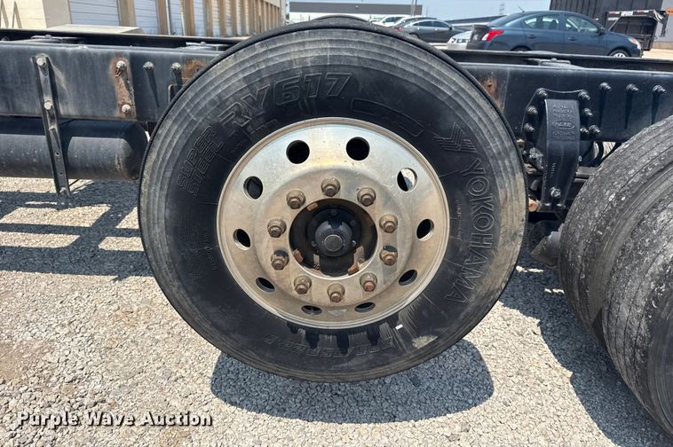 image for item DS3874 2019 Peterbilt 348 truck cab and chassis