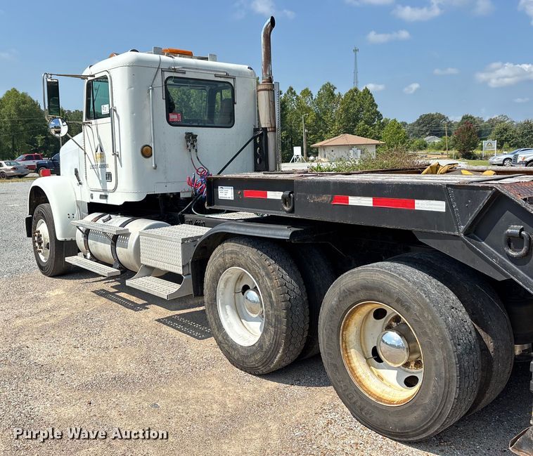 image for item DU1257 2006 Freightliner Classic  semi truck