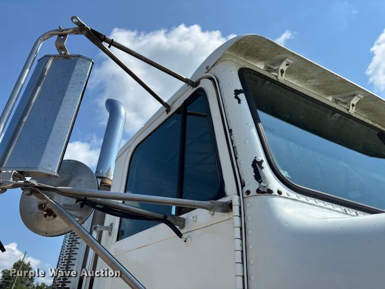 image for item DU1257 2006 Freightliner Classic  semi truck