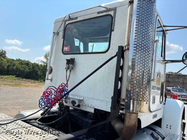 image for item DU1257 2006 Freightliner Classic  semi truck