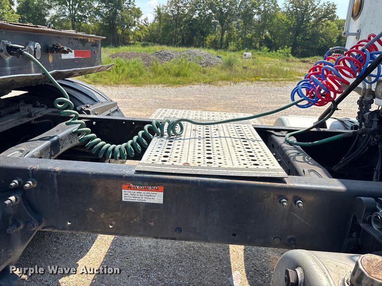 image for item DU1257 2006 Freightliner Classic  semi truck