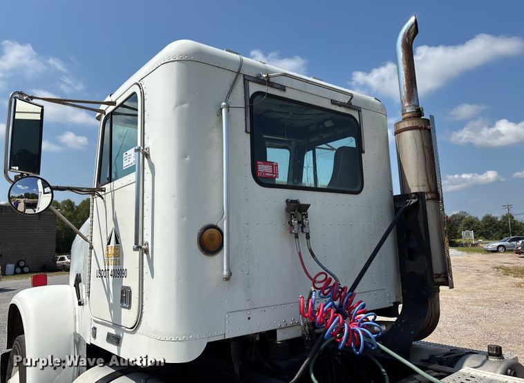 image for item DU1257 2006 Freightliner Classic  semi truck