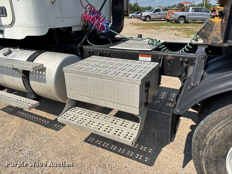 image for item DU1257 2006 Freightliner Classic  semi truck