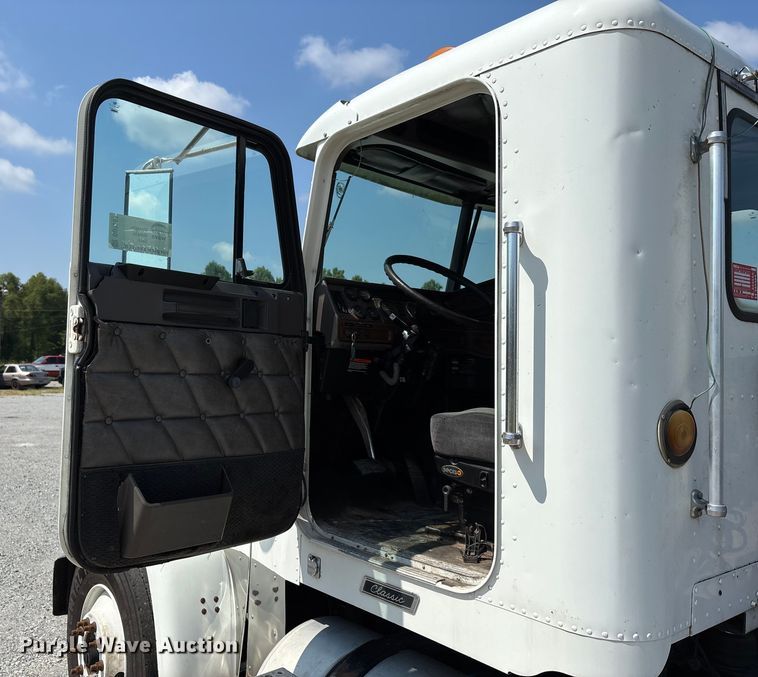 image for item DU1257 2006 Freightliner Classic  semi truck