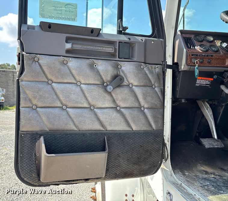 image for item DU1257 2006 Freightliner Classic  semi truck